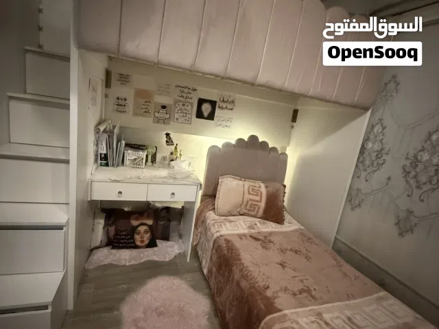 تخت طابقين للبنات بتصميم فخم.. يشمل مكتب، إضاءة مخفية، و2 فرشة!"