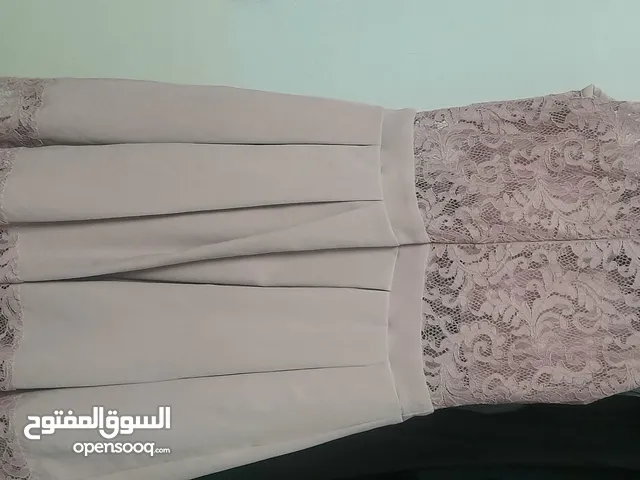 فستان دانتيل أنيق ماركة D&F بحالة ممتازة – مقاس 42