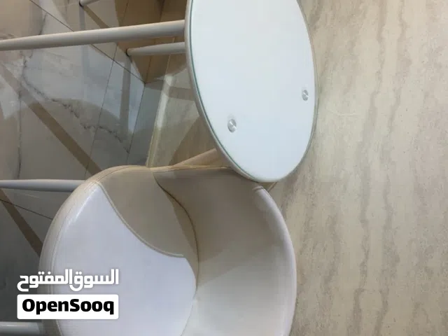 طاوله مع كراسي ومرتبه سرير