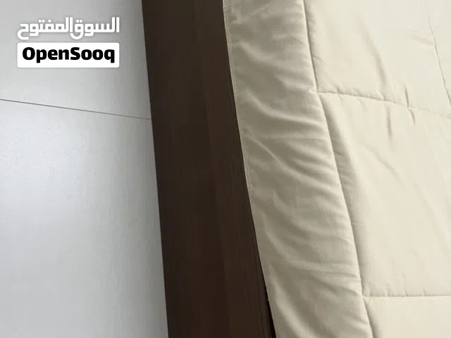 سرير و مرتبه كوين و طاولتين جانبيتين