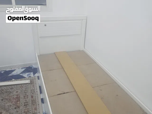 سرير خشب نوم مفرد وشاشه باناسونيك 42 بوصه