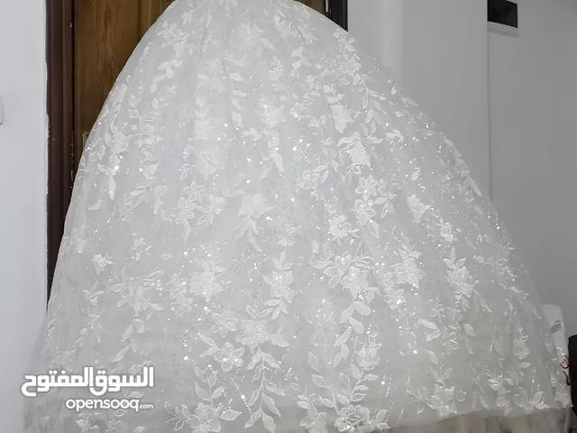 فستان زفاف بحالة جيدة