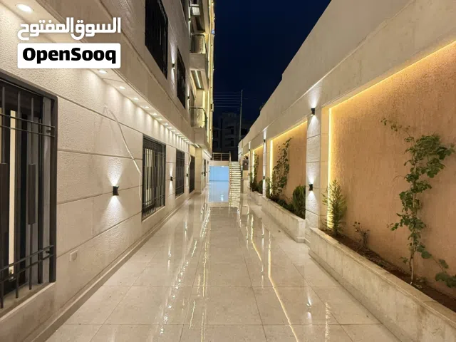 شقة فاخرة شبة ارضي 220 داخلي وخارجي 200 متر كراج خاص  بتشطيب مميز وقوي في مرج الحمام طريق المطار