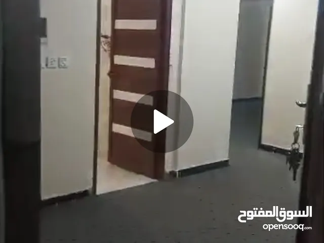 في اب السبل : شقة مدخلين دور رابع مكونة من اربع غرف حمامين ومطبخ وصالة