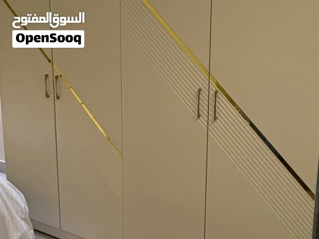 للبيع كبت ملابس