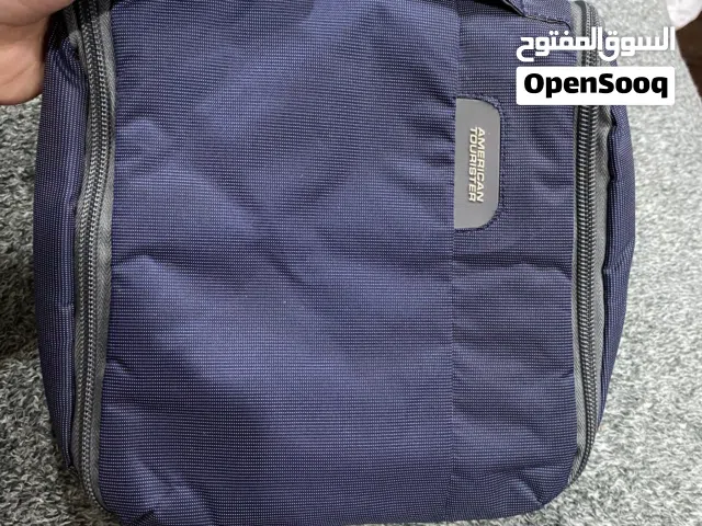 حقيبه من ماركه أميركن توريست جديده واصليه وفيها أماكن كثيره للتخبيه وسحابات كثيره وعديده