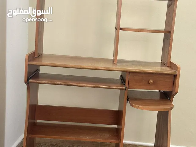 طاولة كمبيوتر ماليزي مستعملة بحالة جيدة، اماكن مخصصة لكل عنصر يمكن احتياجه للكمبيوتر.
