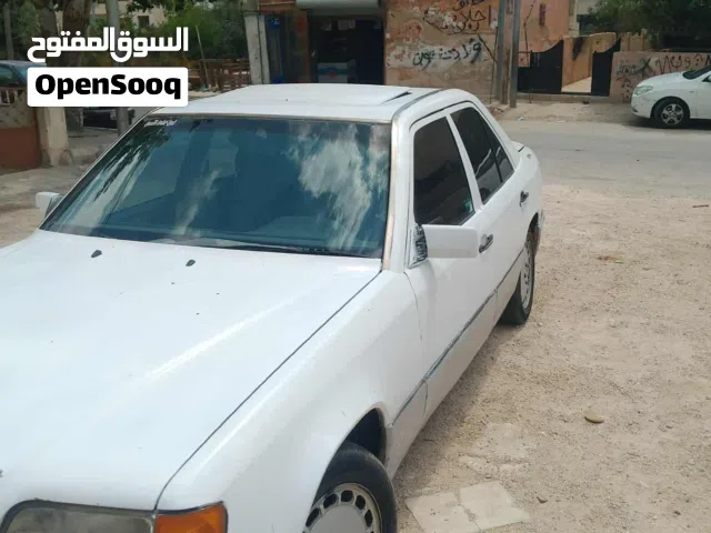 1993, مرسيدس بنز, الفئة-E, E 200