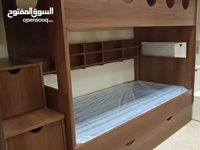 تخت طابقين مع تخت اضافي من الأسفل مع درج وجوارير وارفف من وسط التخت تخوت وأسرة سرير