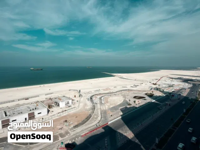 شقة فاخرة للإيجار السنوي في كورنيش عجمان، مباشرة على البحر بجوار أبراج الكورنيش، بتشطيبات راقية