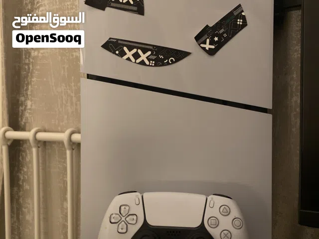 سوني فايف مستعمل شهر تقريبن و ف سوني شي حساب في ألعاب مثل بلاك أوبس و كلشي السوني الفايف نضيف وإيد