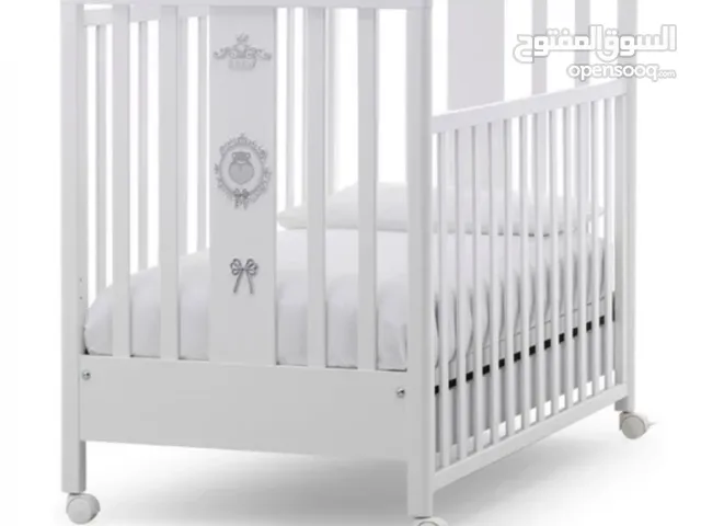 تخت بيبي خشب أبيض ماركة chicco للبيع المستعجل