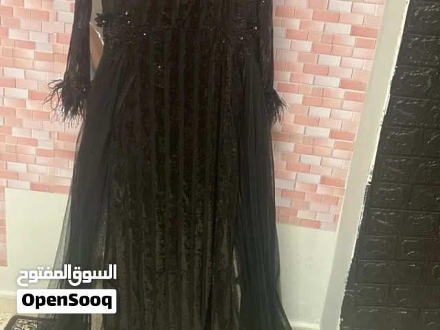 فستان اسود طويل ع الجنب شيفون واليدين ريش