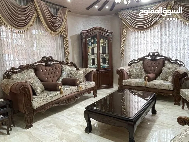 طقم كنب 7 مقاعد شبه جديد مع طربيزات