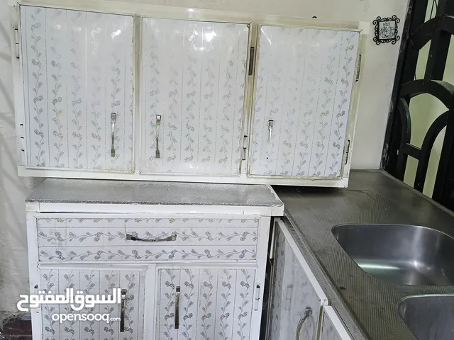 كاونتر المنيوم مستعمل نظيف يحتوي 3قطع سنك 2متر وملحق 120سم وقطعة الارضيه 84سم