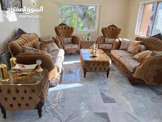 للبيع طقم كنب مع طاولة - حالة ممتازة طقم كنب أنيق و مريح +طاولة سفرة 8 أشخاص استعمال سنة فقط