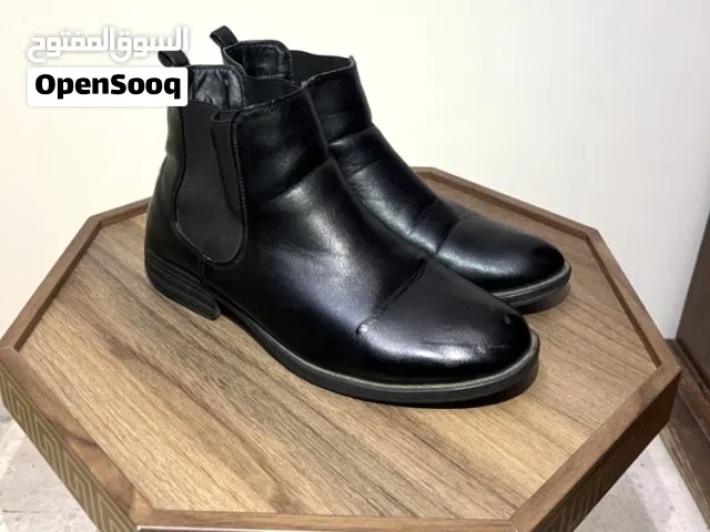 بوت كلاسيك لون أسود – مقاس 39 – مستعملة بحالة جيدة