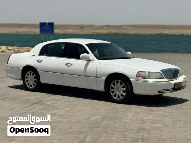 2010 لينكولن تاون كار