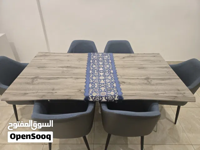 طاولة طعام راقية شبه جديدة تصميم عصري للبيع Dining table