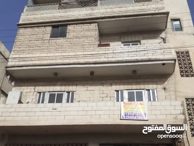 عمارة للبيع مع مخازن وأرض خلفية