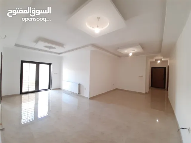 شقة ارضية بمواصفات مميزة بمساحة 130م+200م ترس خارجي في ابو السوس البيادر بالقرب دوار الدفاع المدني