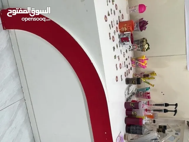 طاوله مكتب و نظيفه و فيها 3 دروج