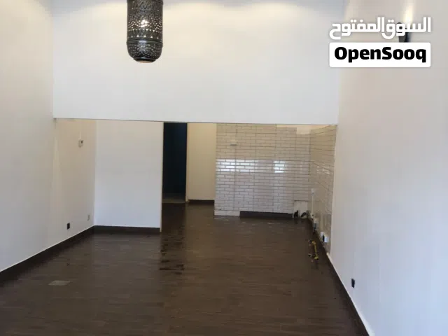للايجار محل مساحة 123 متر ومعرض مساحة 392 متر بمركز تجاري راقي - الشويخ الصناعية شارع كندا دراي
