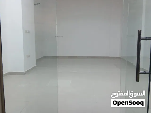 محل بالمعبيله الصناعيه مساحه 25 متر يصلح مخزن او نشاط مؤقت بسعر 100 ريال