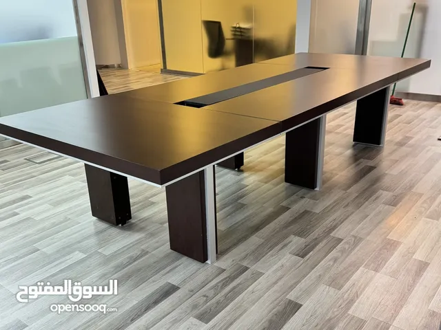 طاولة اجتماعات فاخرة