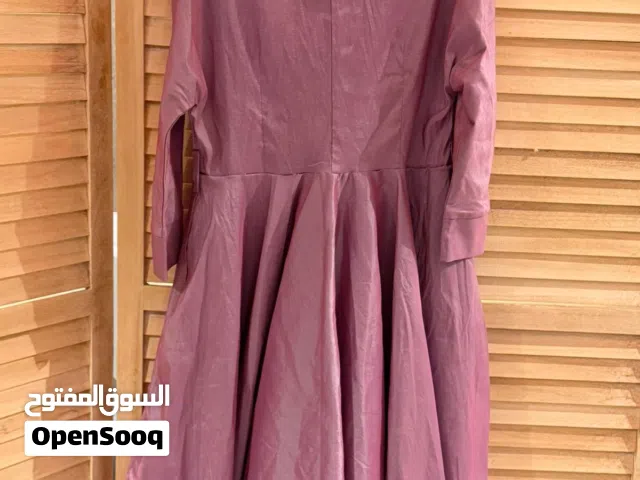 للبيع فستان وجمسوت  استعمال خفيف جدا جدا يهبل بالبس يلبس ميدم ولارج وايد حلوه بالبس ذرب وأنيق رجاء ج
