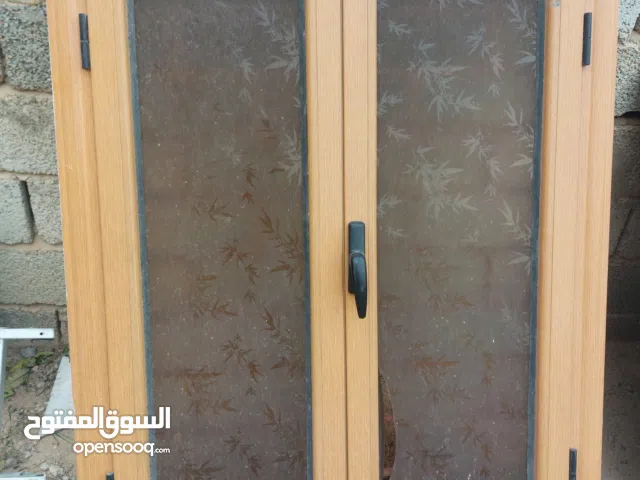 شباك ألمنيوم بالقفص وباب بالقفل والقفص