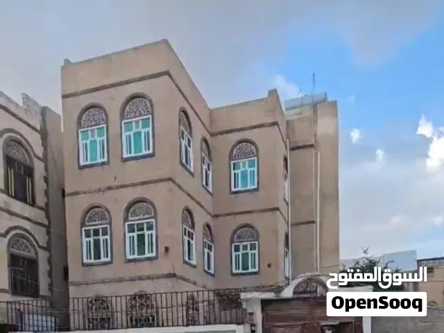 للايجار فلتين قريبات من بعض الاوله فله مستقله تمامآ 3 دور 14 غرفه وحوش 3 سيارات الموقع في شارع تعز