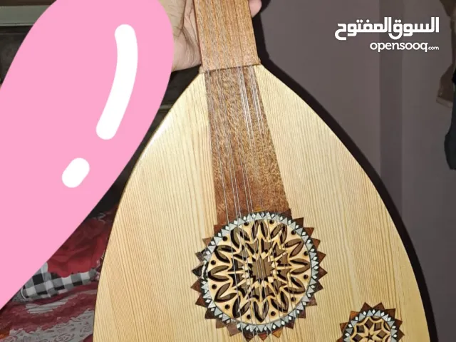 عود موسيقي بحالة ممتازة مع شنطة وملحقات – صوت دافئ ونقي.