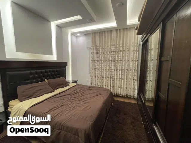 غرفة نوم مستعمل (خشب لاتيه 18 )  بحالة جيدة بسعر 250 دينار فقط