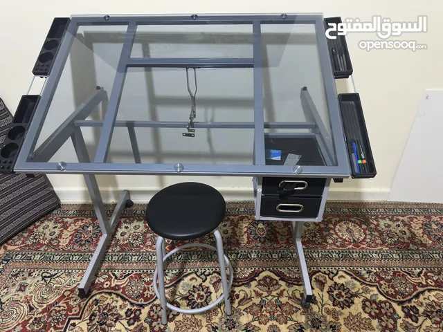 طاولة رسم هندسي ومعماري زجاجية 1 متر في 70 مع زوز قجرات جديدة للبيع بوسليم