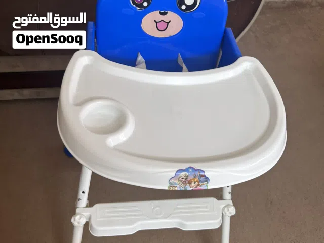 كرسي طعام للبيع مع كرسي هزاز ولعبتين بسعر مغري