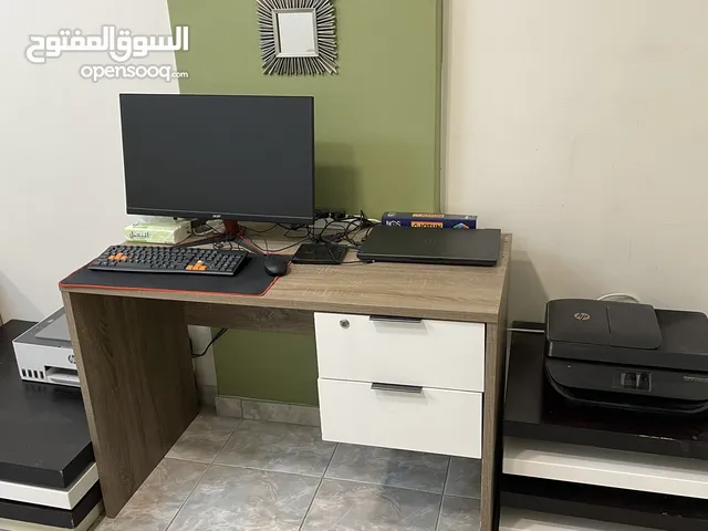 مكتب خشبي بني