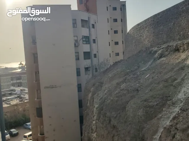 شقة سكنية جاهزة بتشطيب لوكس في مجمع الجرابي في التواهي 3 غرف نوم وصاله وحمام+ديوان وحمام بمدخل منفصل