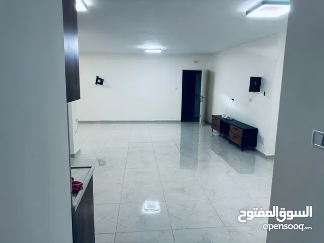شقة تشطيب جديد باول الارسال قرب الرونق