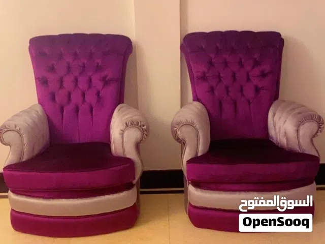 طقم كراسي فخمة وأنيقة للبيع بحالة جيدة جدًا، يتميز بتصميم راقٍ ولون بنفسجي جذاب يضيف لمسة من الفخامة
