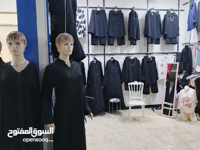 محل إيجار ملابس للبيع مع لسلعه