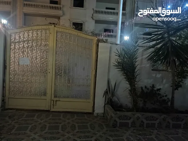 للايجار مفروش ارضي بحديقه خاصه 2 مدخل سيارات وافراد 3غرفه 1حمام مفروش انترنت وغاز وكهرباء ومياه خاص
