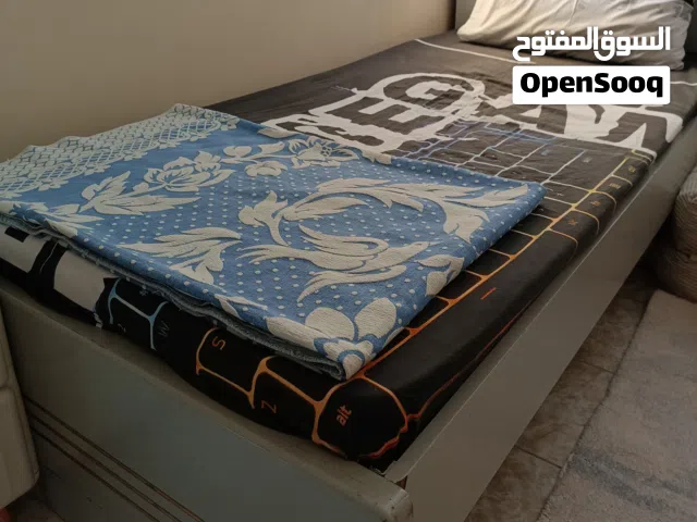 سرير مفرد للبيع