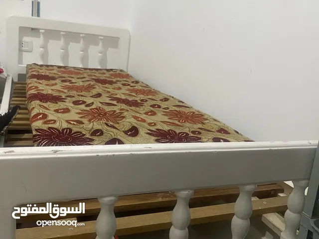 سرير مفرد مترين بمتر لون ابيض مستعمل خشب زان جامد جداً