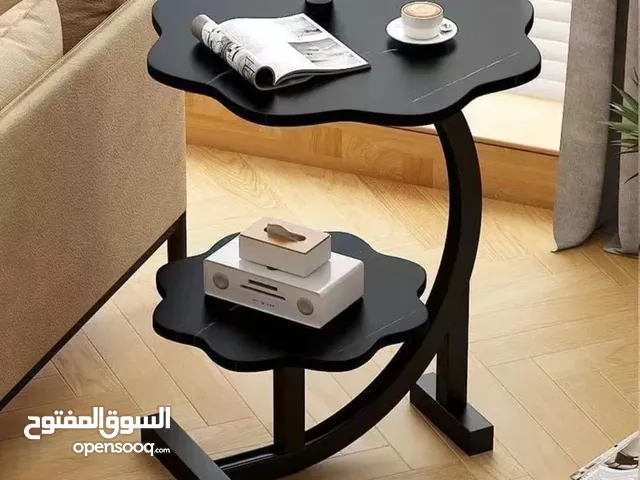 طاولة جانبية بتصميم زهري