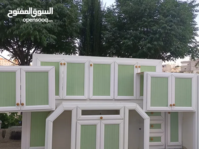 بالصلاه على النبي يوجد مطبخ المنيوم تعليق وارضي نظيف نظيف مع رخام ومجلى ومغسله كمان
