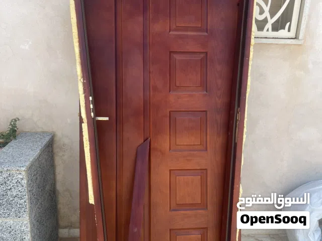 باب خشبي نضيف