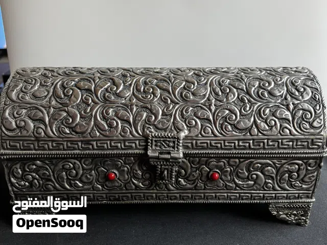 صندوق مجوهرات فضي بنقوش شرقيه مرصع باللون الاحمر والازرق