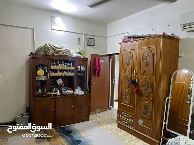 السلام عليكم بيت للبيع يم كلية الطب طابقين الطابق الثاني خارجي وداخلي الدرج مالته السعر55وبي مجال