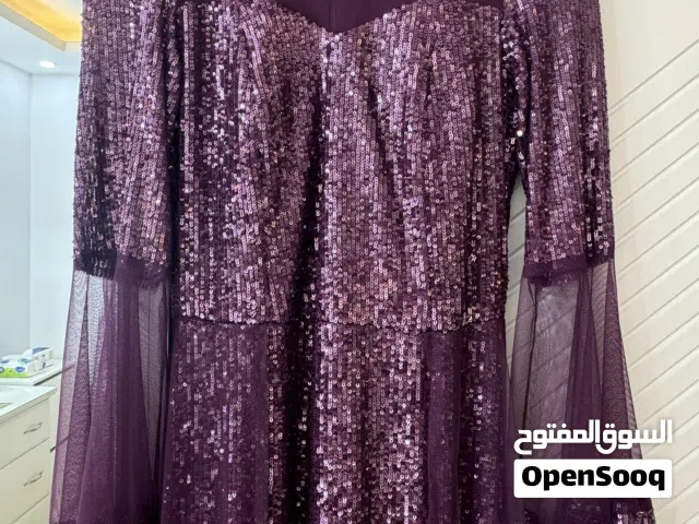 فستان سهرة طويل بسعر مغري شك بالكامل جديد غير مستعمل يوجد حزام عالخصر وشيوفن ع كامل الفستان
